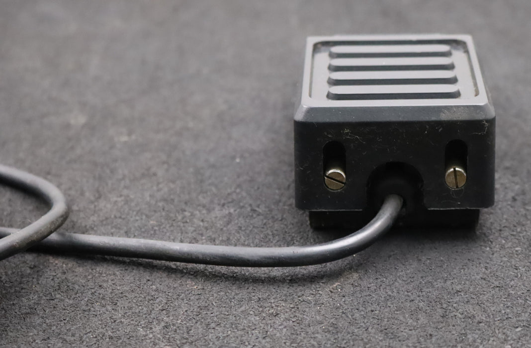 Bild des Artikels OMRON-Fussschalter-GFS-30G-410/2015-6A-250V-50Hz-mit-5-Pin-Stecker-male