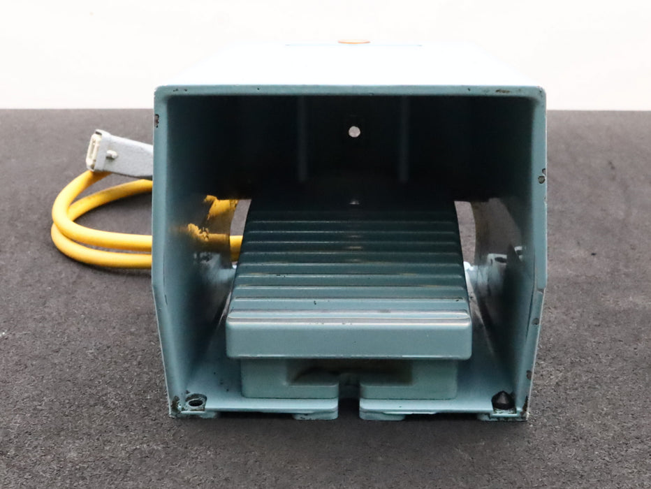 Bild des Artikels TELEMECANIQUE-Fußschalter-XPE-M310-Ui:-500V-Uimp:-6kV-AC15-240V-3A-gebraucht