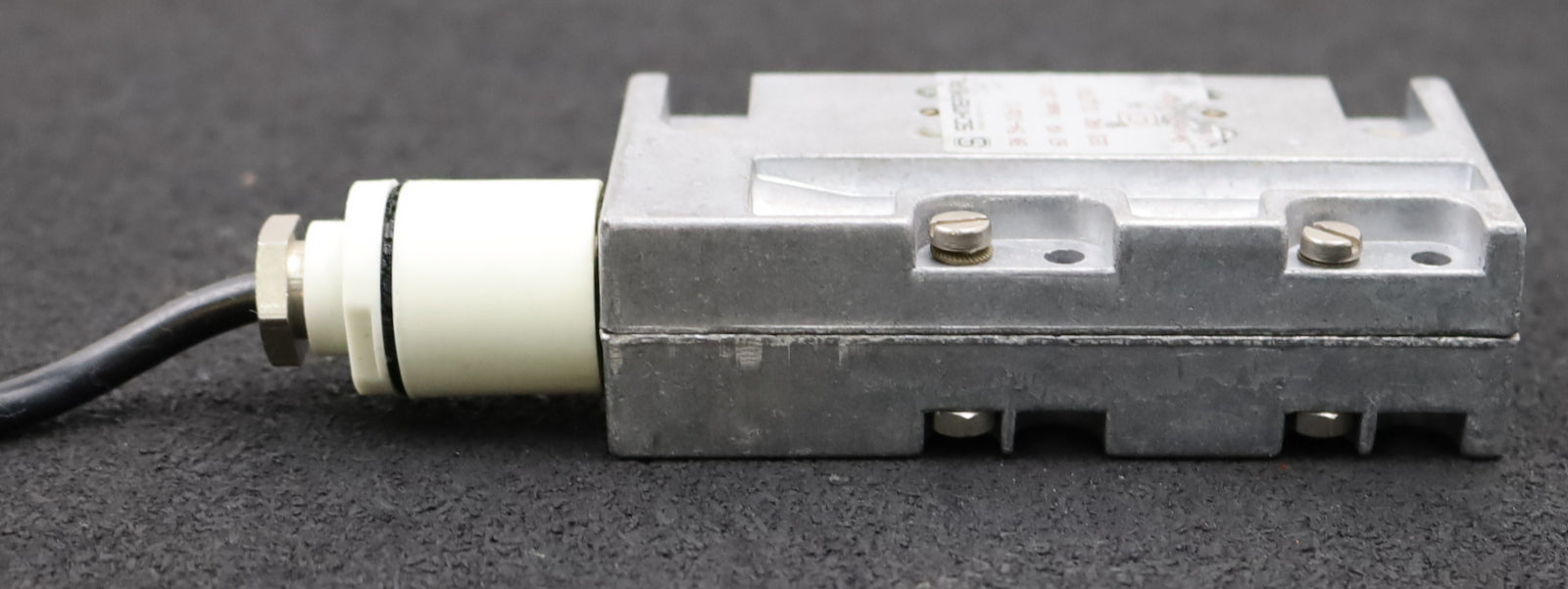 Bild des Artikels SCHMERSAL-Magnetschalter-Typ-BN-54-10Z/1-220VAC-für-Aufzug-Best.Nr.-77-113