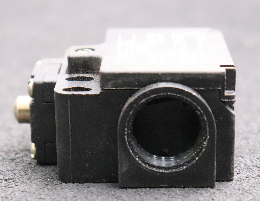 Bild des Artikels TELEMECANIQUE-Positionsschalter-Typ-XCK-T110-Art.Nr.-64765-500V-6kV-240VAC-3A