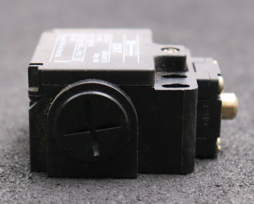 Bild des Artikels TELEMECANIQUE-Positionsschalter-Typ-XCK-T110-Art.Nr.-64765-500V-6kV-240VAC-3A