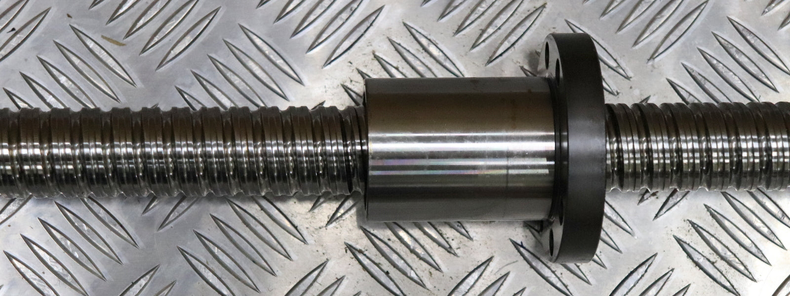 Bild des Artikels REXROTH-Kugelrollspindel-mit-einer-Mutter-32x10Rx3,969-MNR:-R15103H353