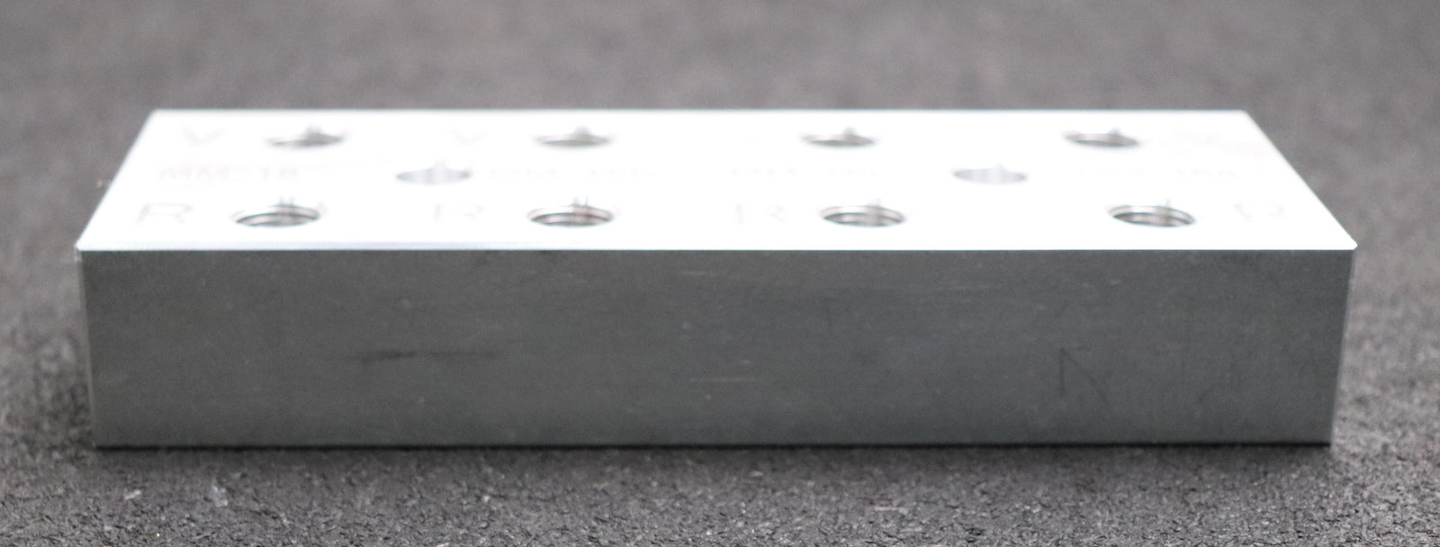 Bild des Artikels GUENTHER-Verteilerblock-4x-G3/8''-8x-G1/4-Aluminium-Maße-170x60x30mm-unbenutzt