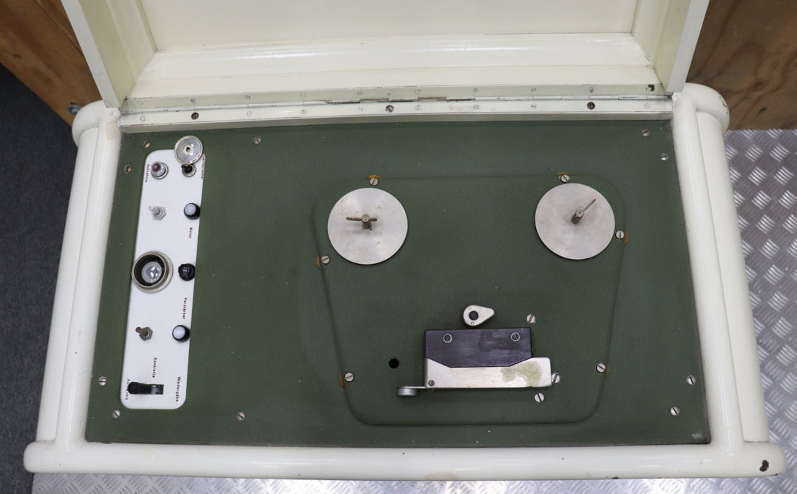 Bild des Artikels FEUERLAND-WERKE-Historisches-Tonband-Abspielgerät-in-rollbarem-Stahl-Holzschrank